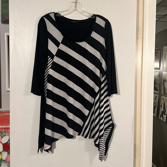 IOR Tops - IOR Paris geometric tunic. 3/4 sleeve.